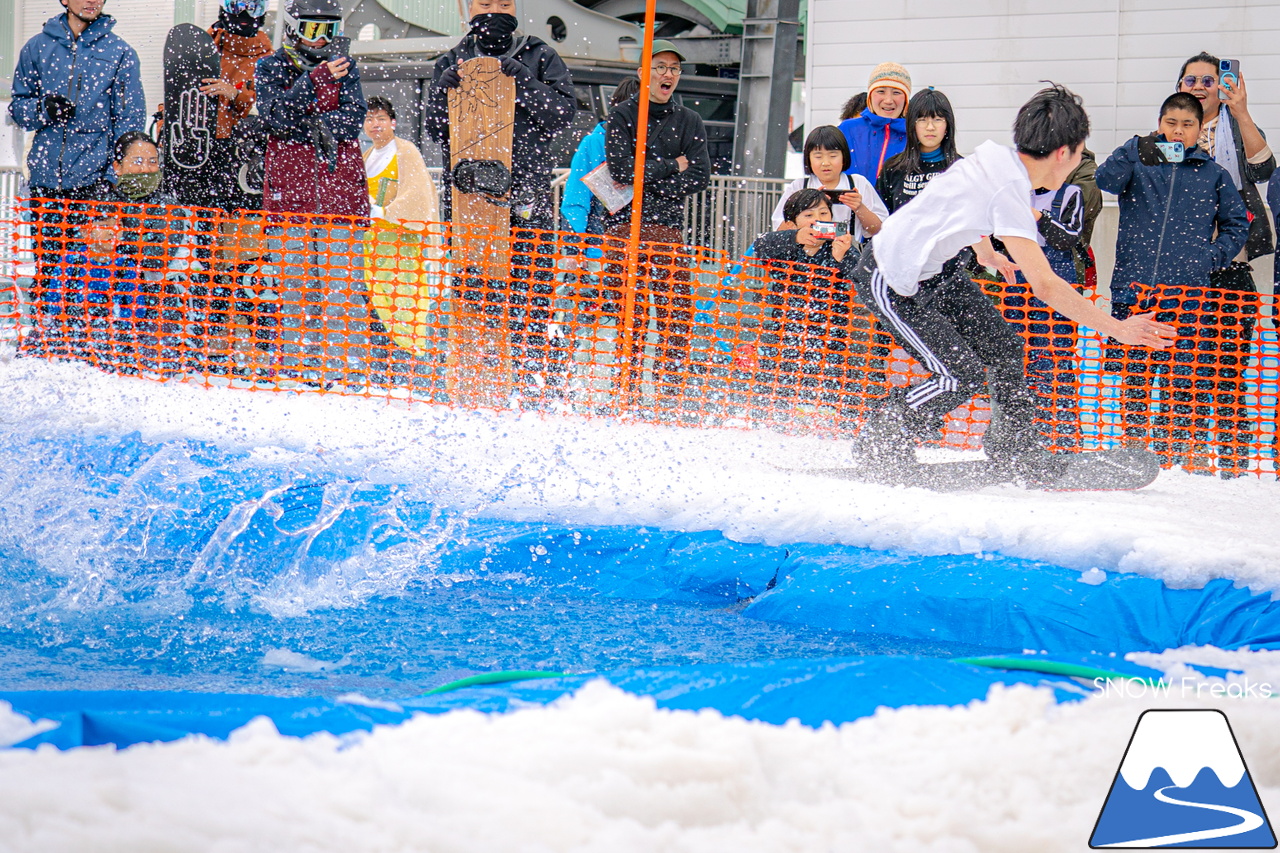 富良野スキー場｜季節は、まだ冬？それとも…？小雪が舞い、たくさんの雪が残る富良野スキー場で、春の恒例イベント『春スキー池渡り大会』開催(^^)/